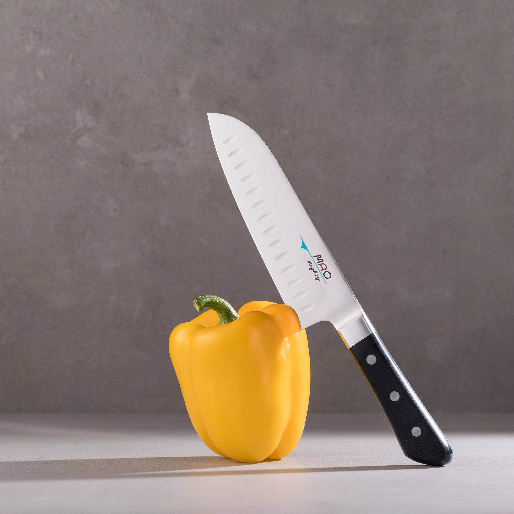 MAC Professional Santokukniv med luftspalt 17 cm