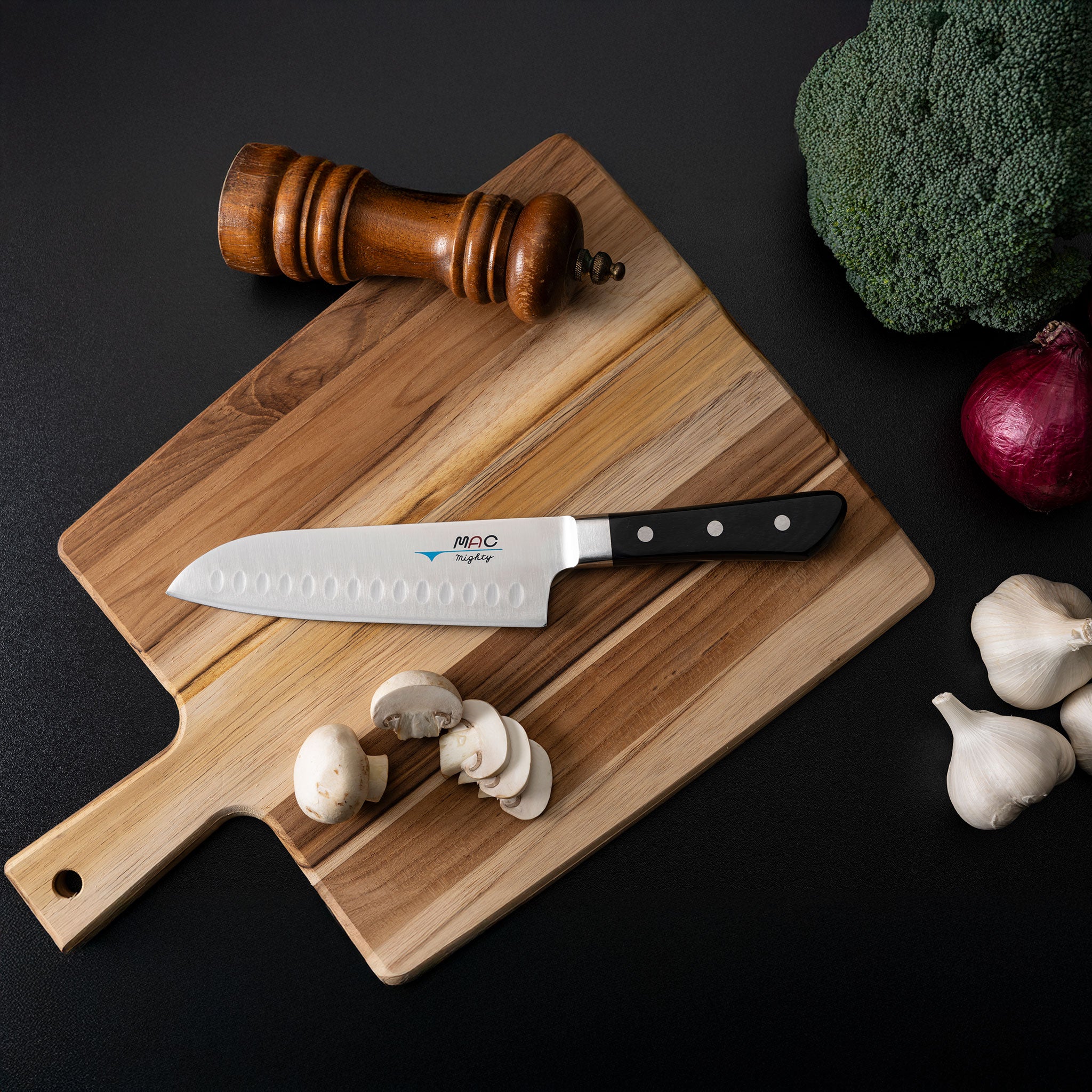 MAC Professional Santokukniv med luftspalt 17 cm