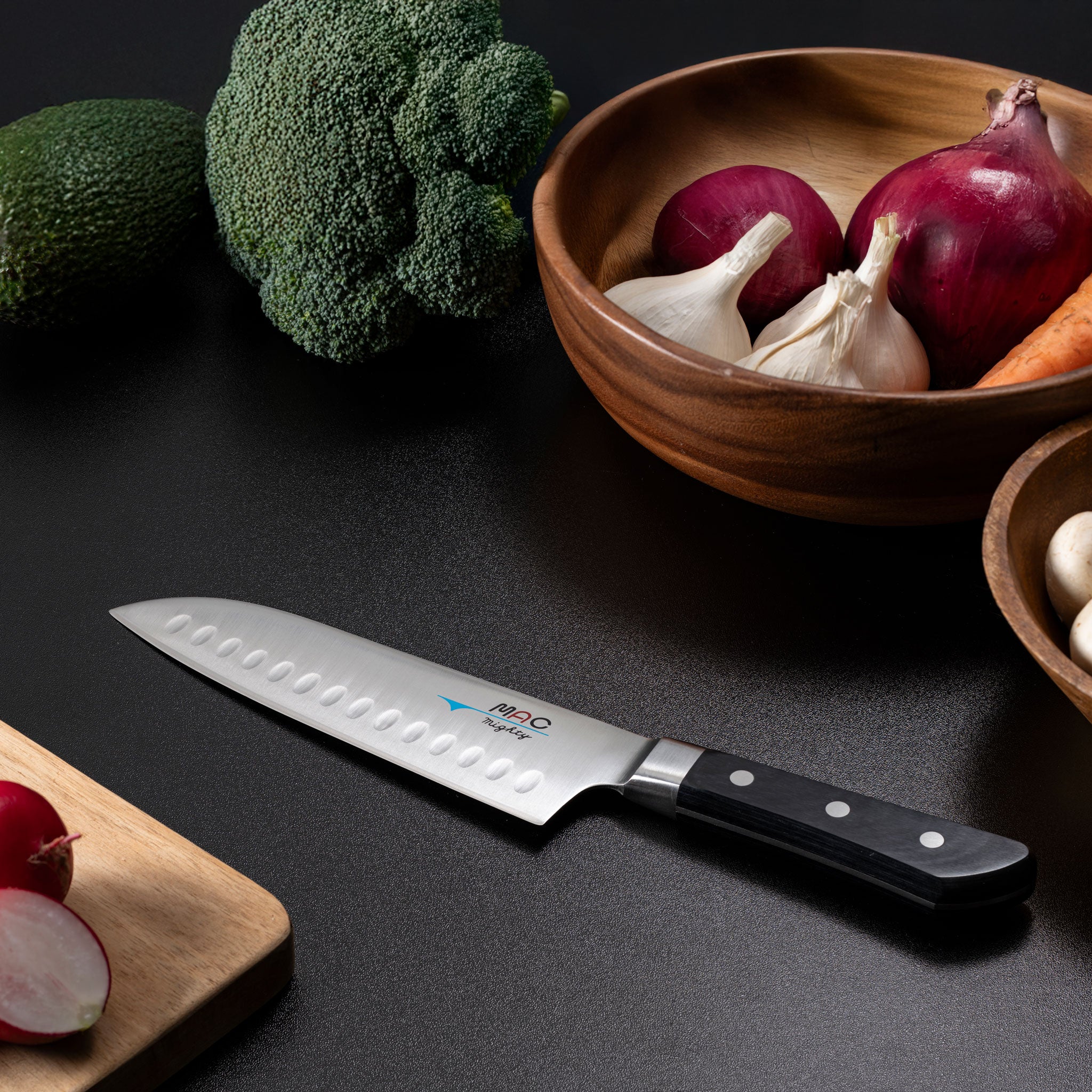 MAC Professional Santokukniv med luftspalt 17 cm