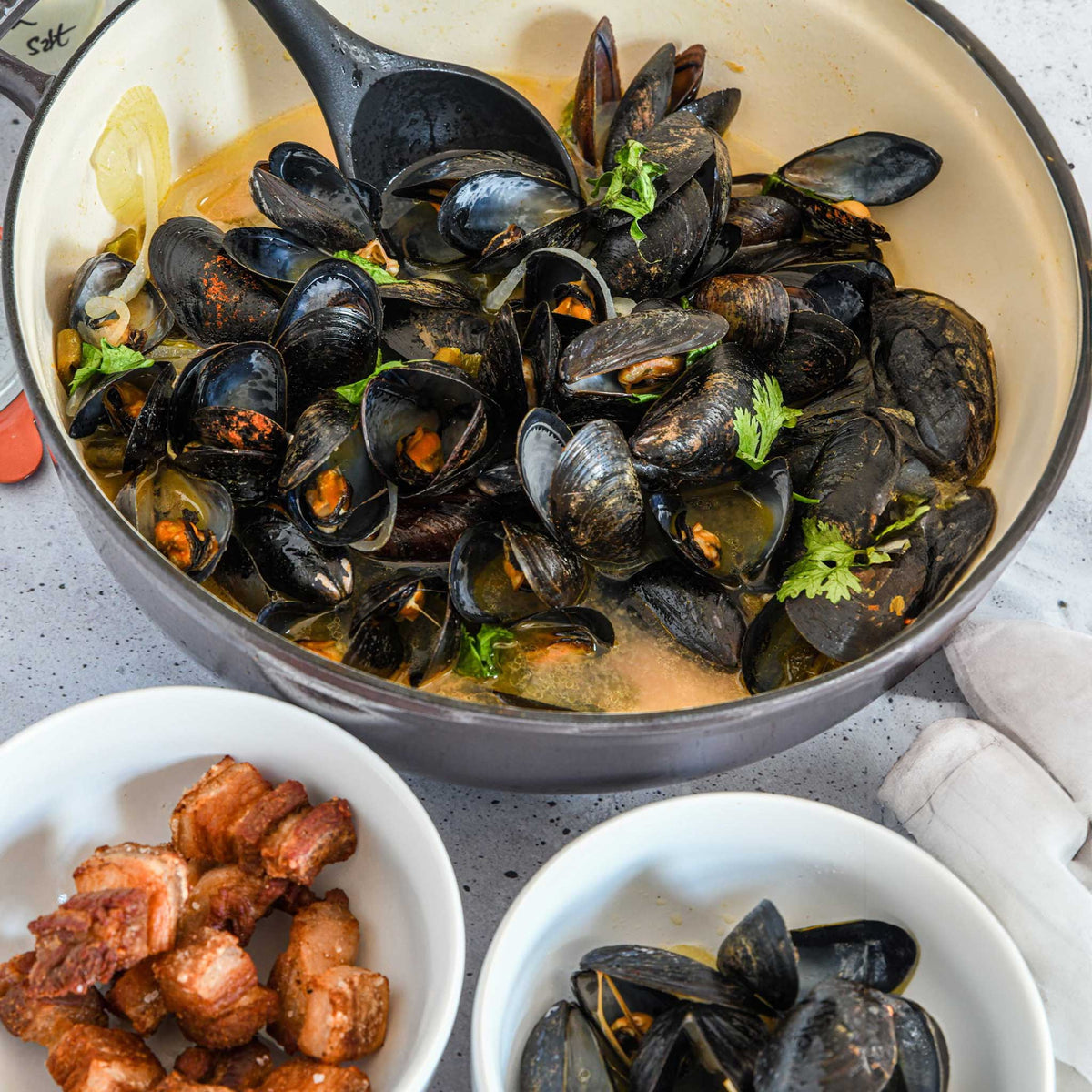 Saveur Selects Voyage Støpejern Lav Gryte - Ø30 cm - Kanin Grå