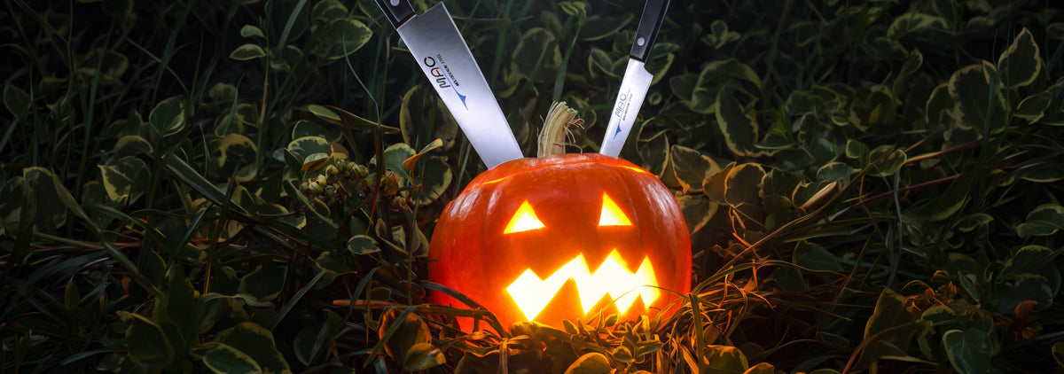 MAC-kniver i et lysende Halloween-gresskar